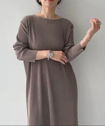 wee9s 데일리 슈퍼 스트레치 크루넥 플리츠 원피스