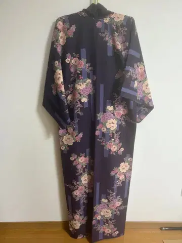 대중연극 보라색 꽃무늬 여자 기모노