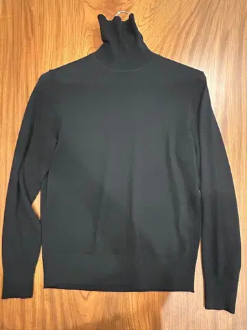 유니클로 메리노울 터틀넥 니트