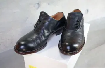 Forme button up plain toe  size 5