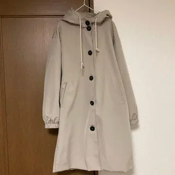 베이지 후드 부착 트렌치코트