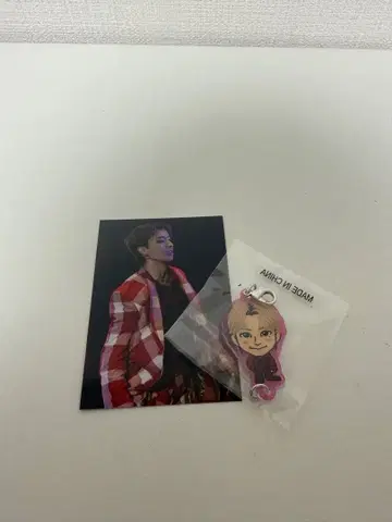 아크릴 키링과 포토 카드 세트