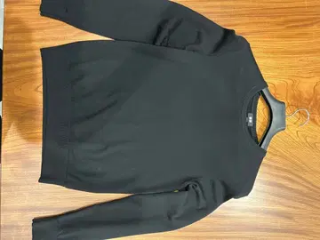 유니클로 메리노울 블랙 크루넥 니트