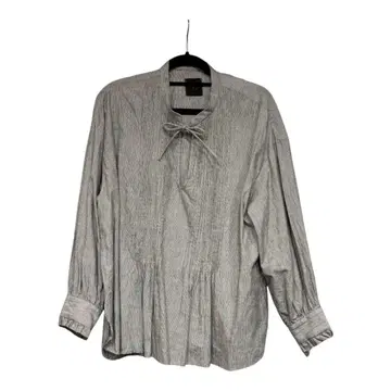 리본 포함 그레이 긴팔 셔츠