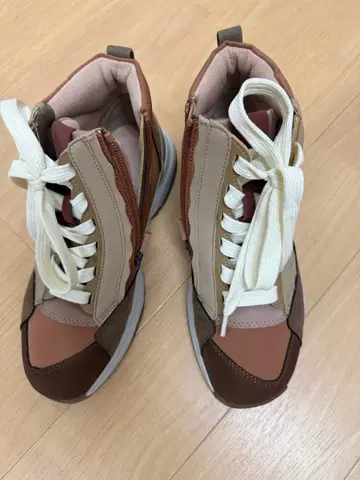 브라운 계열 지퍼 스니커즈