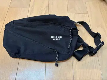 BEAMS HEART 바디백 블랙