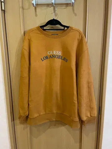 GUESS 로고 맨투맨 M 캐러멜