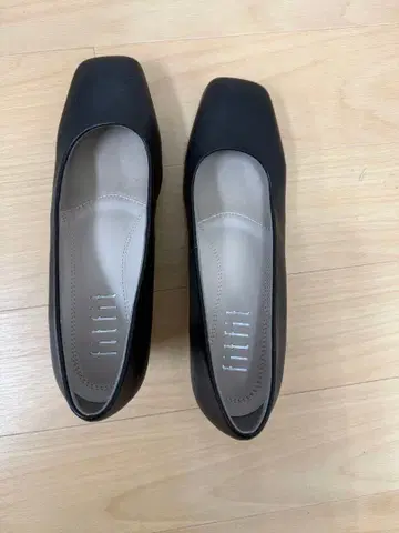 블랙 스퀘어토 펌프스