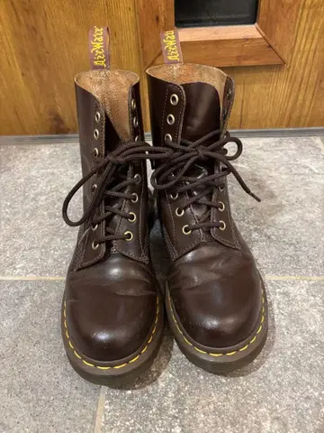 닥터마틴 8홀 부츠/브라운/24.0