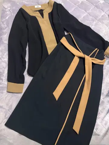 TONAL 프론트 바이컬러 체인 블라우스 & 롱 스커트