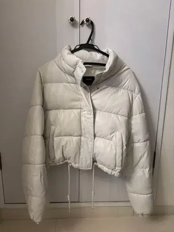 Bershka 화이트 가죽 다운 자켓
