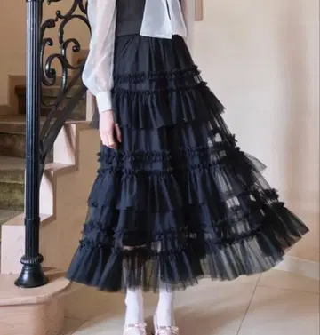 [ 새상품 미사용 ] Lovilyn 티어드 샤샤 스커트 블랙