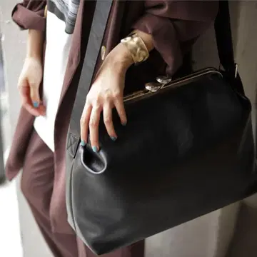 새상품급! 완판템! antiqua 천연 가죽 가마구치 숄더백 대용량