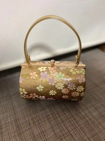 성인식 골드 컬러 꽃무늬 원형 핸드백