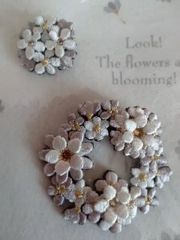 라캄 자수 브로치