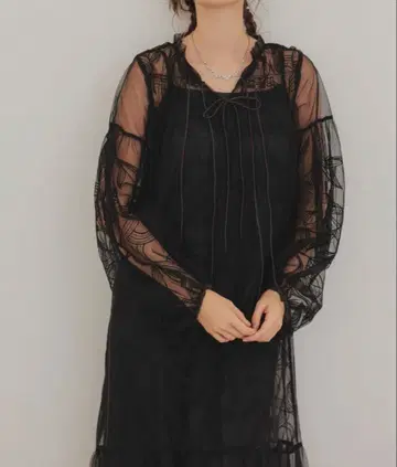 리본 자수 개더 드레스