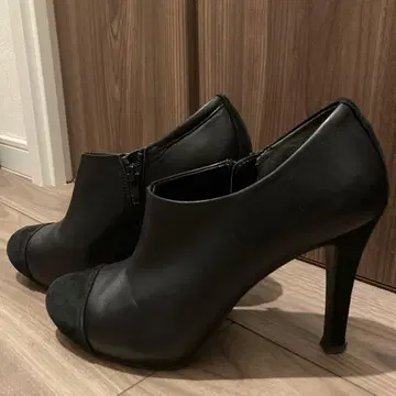 DJIANA 블랙 부티 하이힐