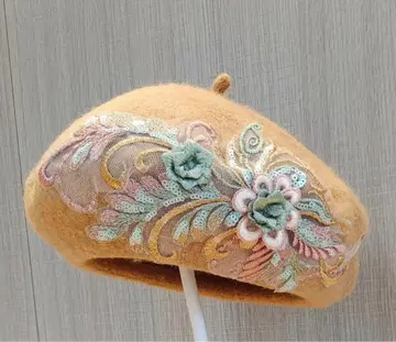 미사용 새상품 시퀸 디테일 섬세한 자수가 멋진 베레모 카키