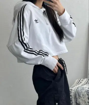 아디다스 숏 기장 후드티 화이트