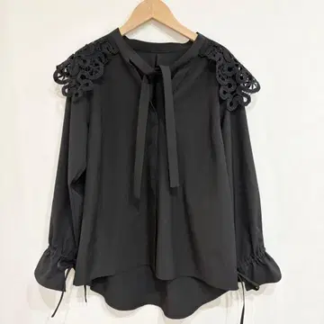 SOUAIRE 소아르 자수 칼라 블라우스 긴팔