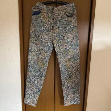 꽃무늬 디자인의 남성 바지