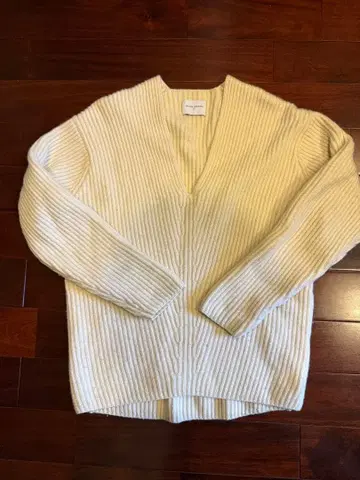 아이보리 V넥 리브 스웨터