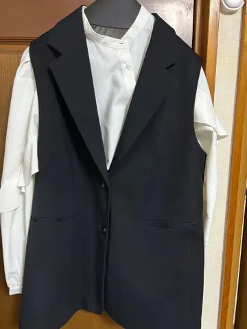 블랙 베스트와 화이트 프릴 셔츠 셋업