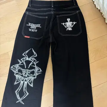 스켈레톤 자수 블랙 데님 팬츠