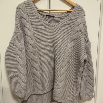그레이 케이블 짜임 V넥 스웨터