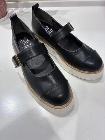 스트랩 포함 블랙 통굽 로퍼