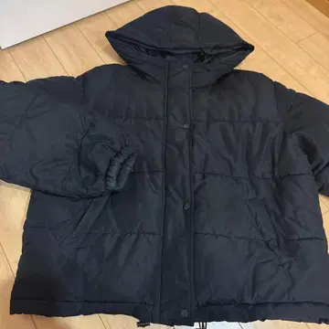 후드 부착 블랙 다운 자켓