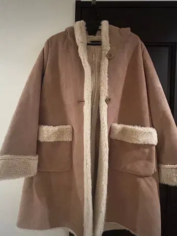 후드 부착 베이지 무스탕 코트 Heather