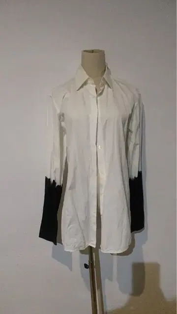 드리스반노튼 화이트/블랙 편소매 염색 긴팔 셔츠