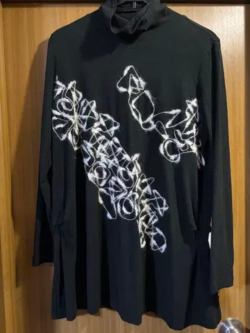 센소유니코 tb 부드러운 소재 튜닉 블랙 베이스에 화이트 자수