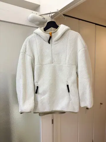 GU 화이트 플리스 풀오버