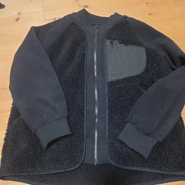 유니클로 화이트 마운테니어링 콜라보 플리스 자켓