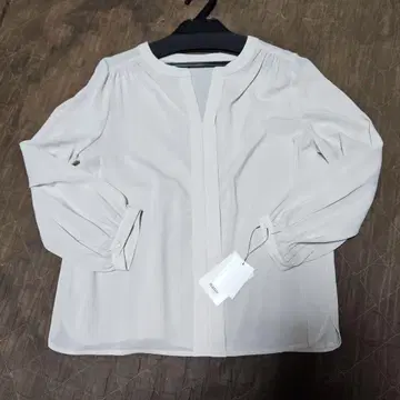 나노 유니버스 베이지 블라우스