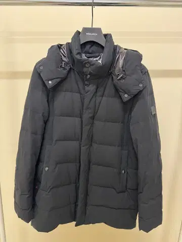 다크 그레이 후드 부착 다운 자켓