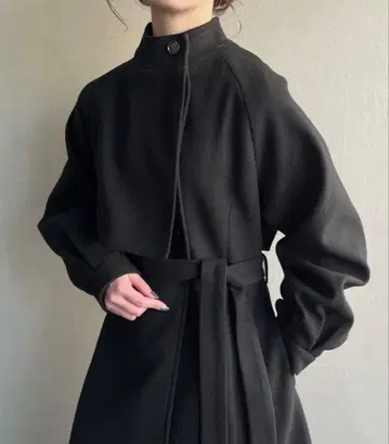 JUNOAH 스탠드 카라 플레어 롱 코트 블랙