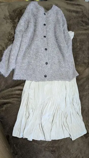 그레이 가디건과 롱 스커트 세트