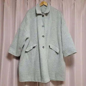 라이트 그레이 코트 버튼 포함