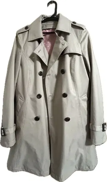 베이지 더블 브레스트 트렌치코트