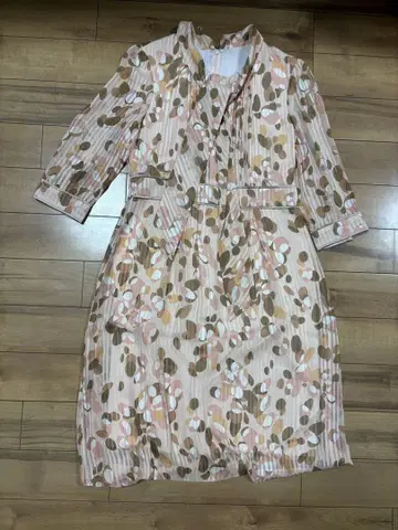 도트 무늬 긴팔 무릎 기장 원피스 38