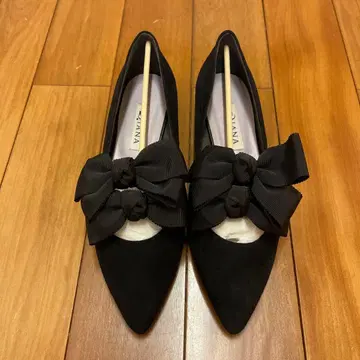다이애나 리본 포함 블랙 스웨이드 펌프스