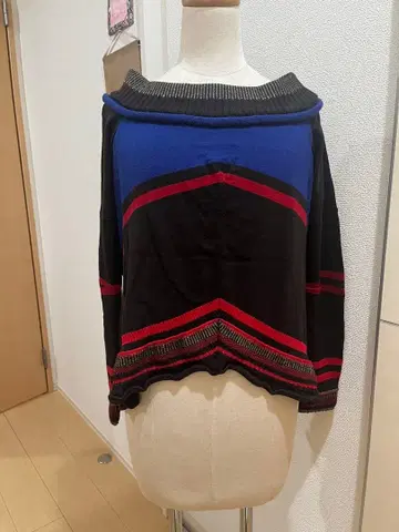 오프숄더 디자인 니트 스웨터 짙은 갈색 파랑 빨간색