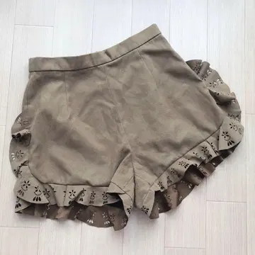 릴리 브라운 프릴 스웨이드 숏팬츠
