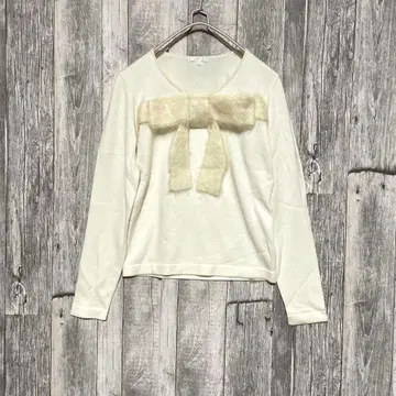 투 비 시크 [새상품급] 화이트 니트 긴팔 인조 모피 리본