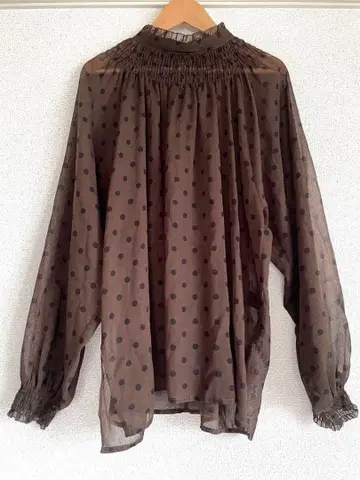 뷰티 앤 유스 도트 볼륨 블라우스