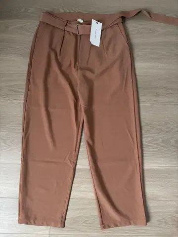 [택 포함 새상품] 드레이프 테이퍼드 벨트 팬츠 Casper John