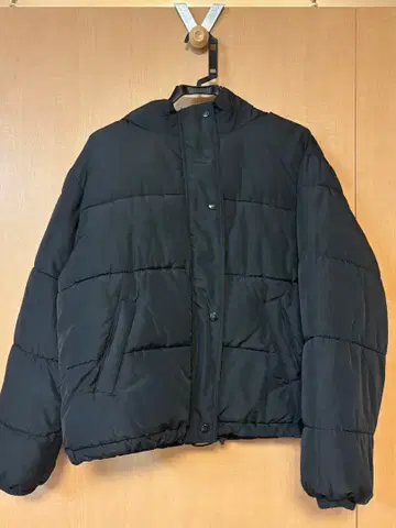 블랙 후드 부착 다운 자켓